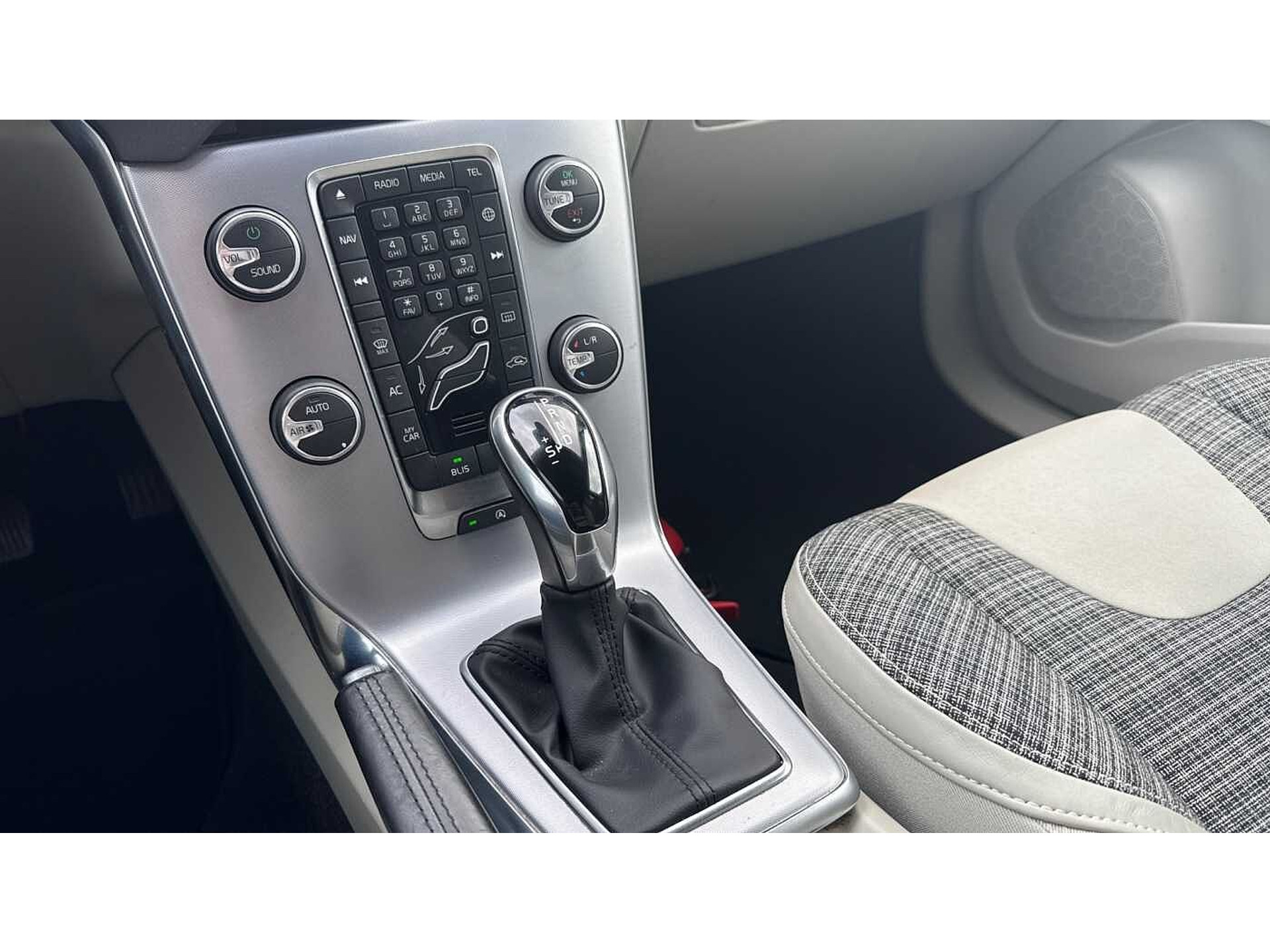 Volvo V40 T2 AUT Momentum 48482040-11.jpg | ACB Woluwe