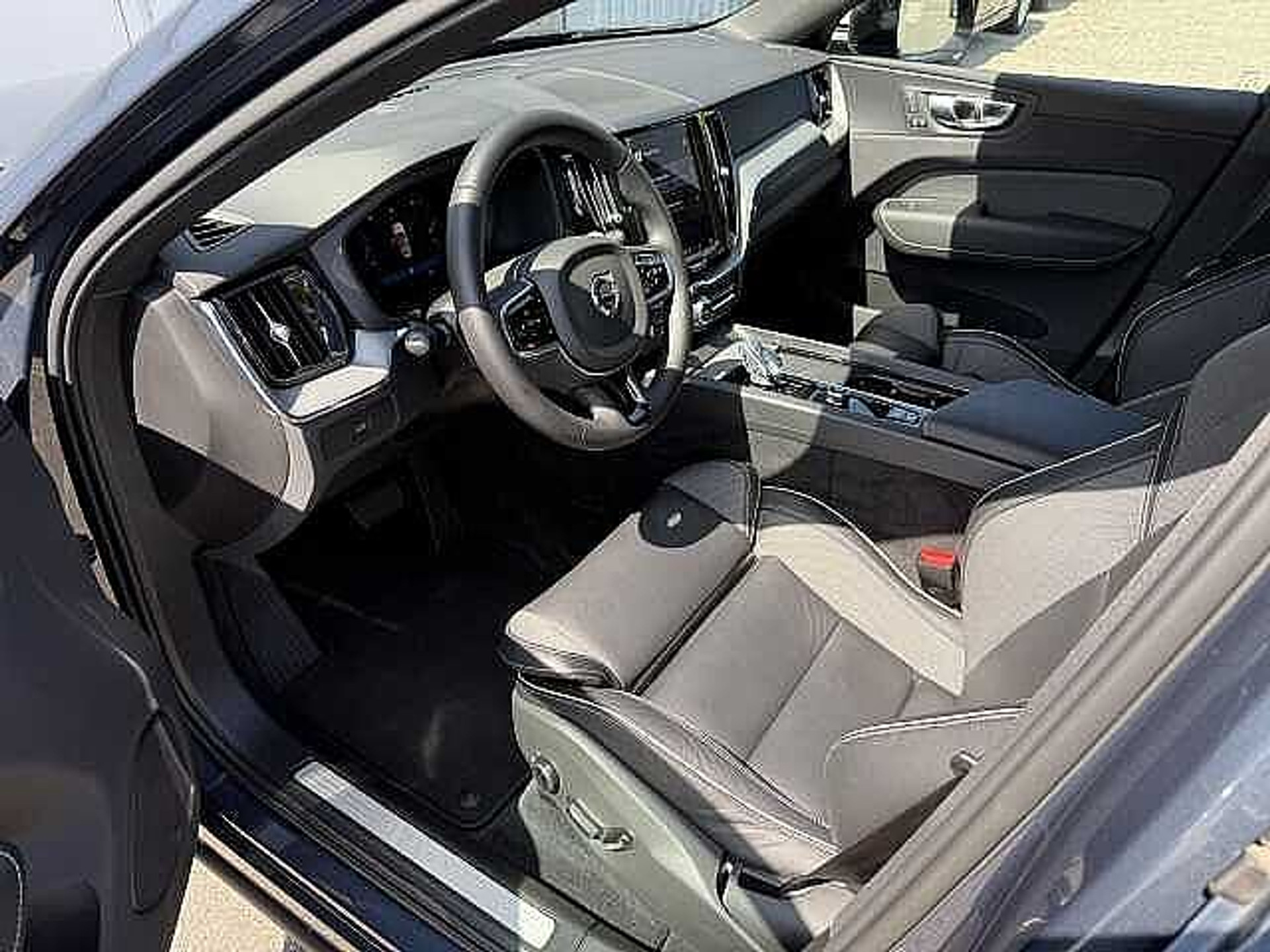 Volvo XC60 B4 Mild-Hybrid Plus Dark + 3 JAAR GARANTIE 48482057-4.jpg | ACB Woluwe