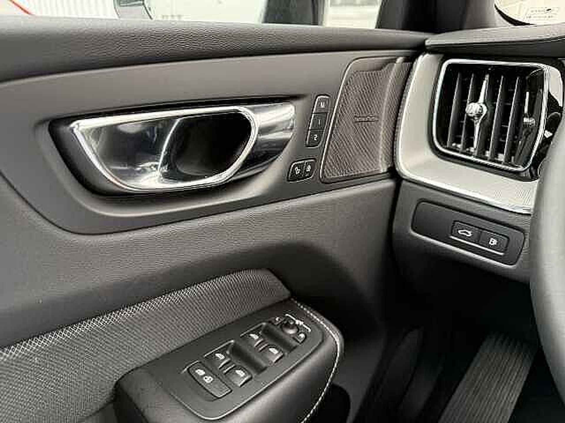 Volvo XC60 T6 AWD Ultimate Dark Plug in Hybride- Luchtvering - Trekhaak + 3 JAAR GARANTIE 48482088-18.jpg | ACB Woluwe