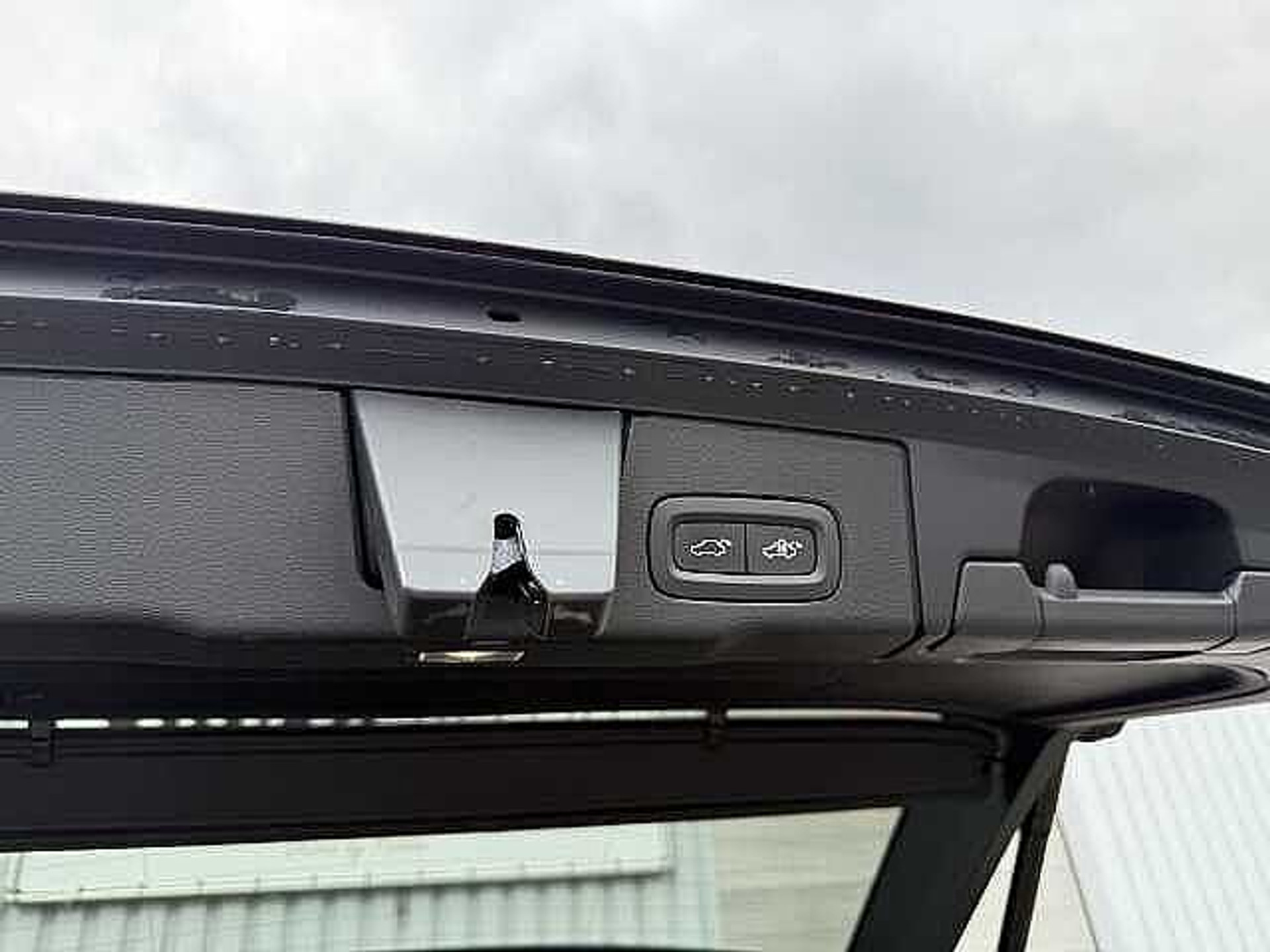 Volvo XC60 T6 AWD Ultimate Dark Plug in Hybride- Luchtvering - Trekhaak + 3 JAAR GARANTIE 48482088-27.jpg | ACB Woluwe