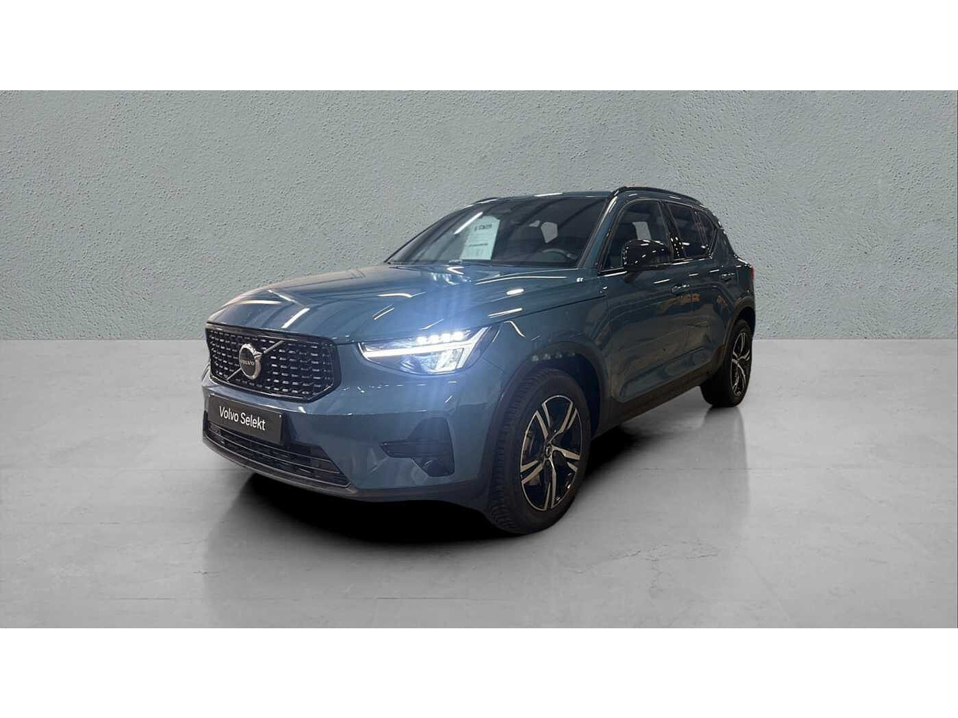 Volvo XC40 Plus, B3 Mild hybrid, Benzine, Dark 50303964-0.jpg | ACB Woluwe